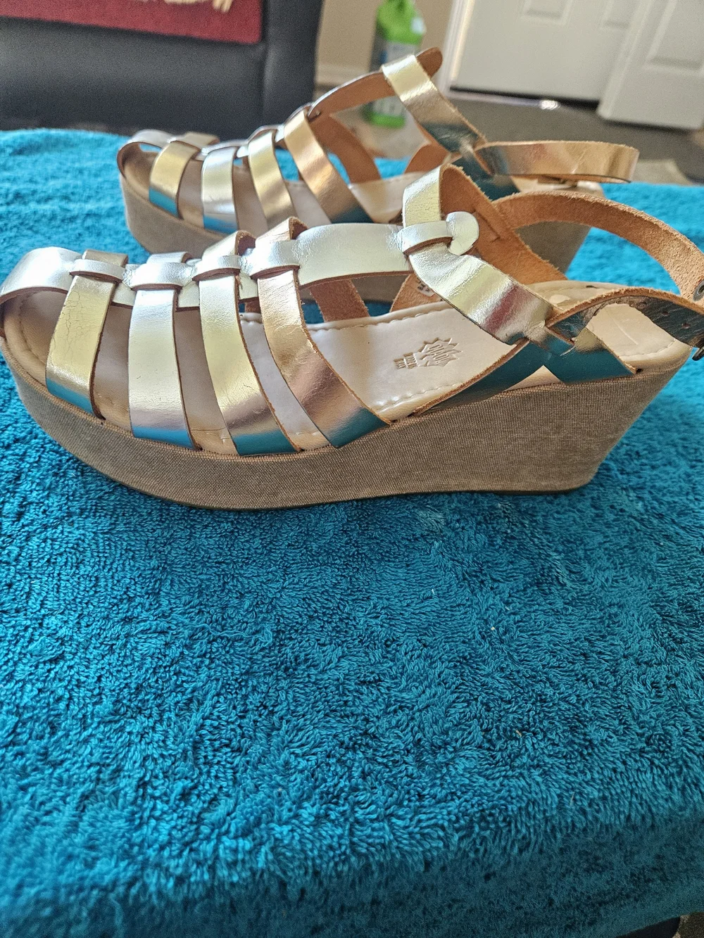 Womens Metallic Strappy Wedge Sandals - Gold